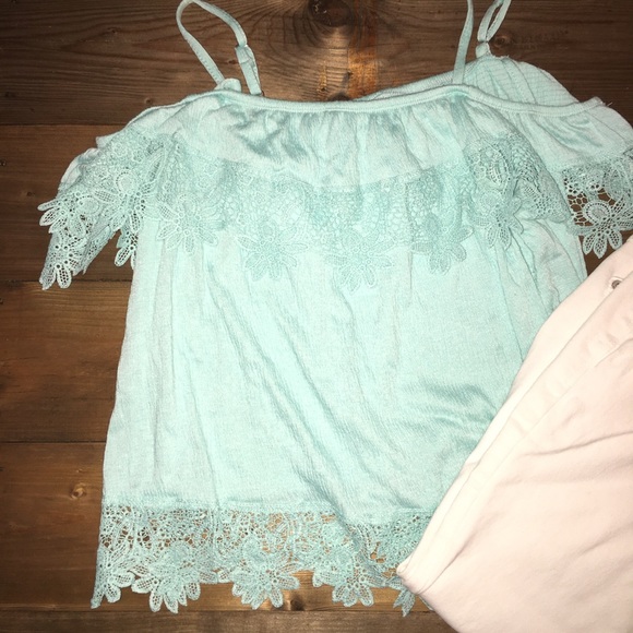 Cold shoulder top - Picture 1 of 4